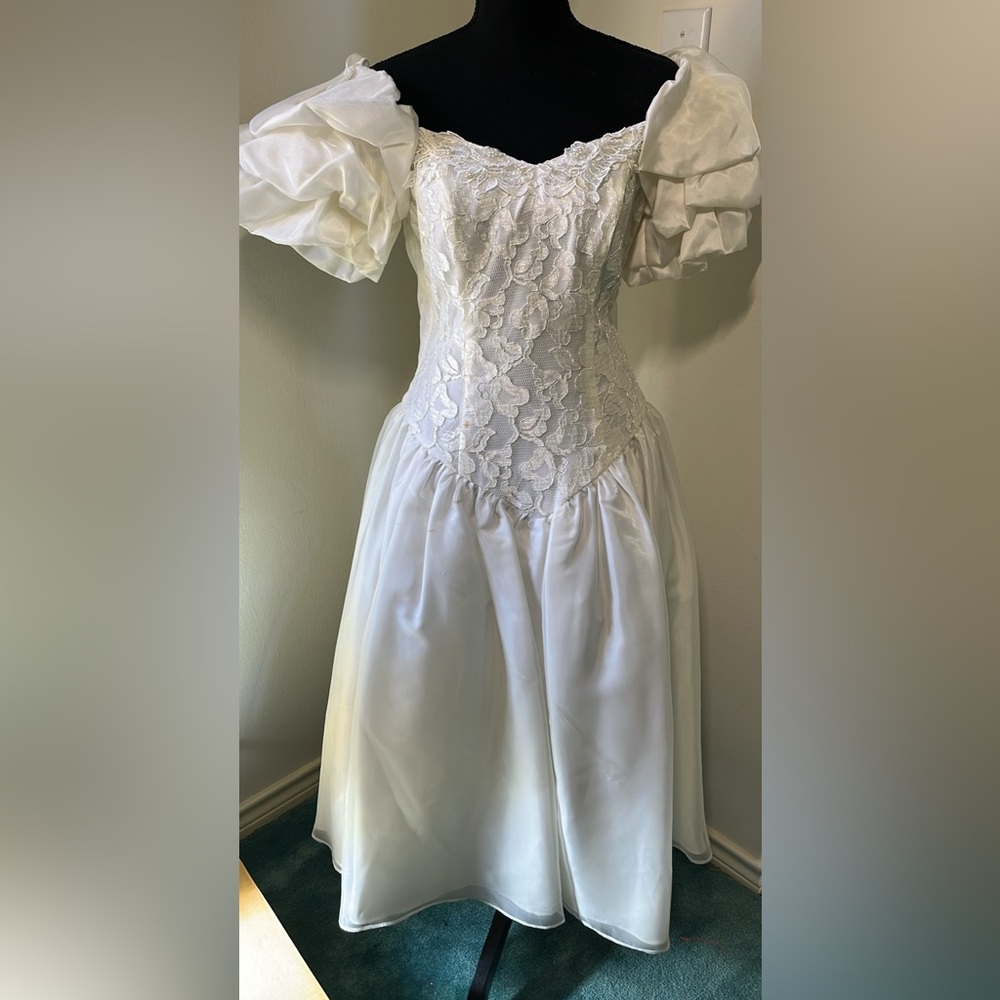 Size 11 Wedding Dress, Tea Length, gorgeous lace bodice & sweetheart neckline - Picture 2 of 7
